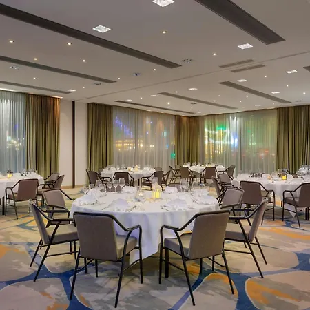 Courtyard By Marriott Hotel Brémy